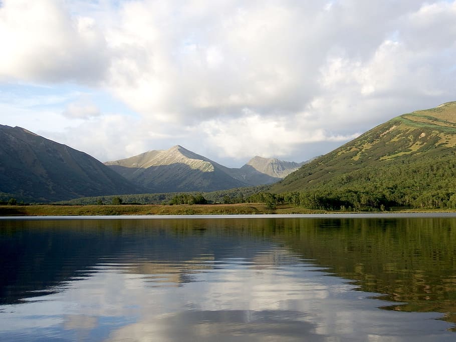 lake, mountains, forest, reflection, clouds, sky, beach, evening HD wallpaper