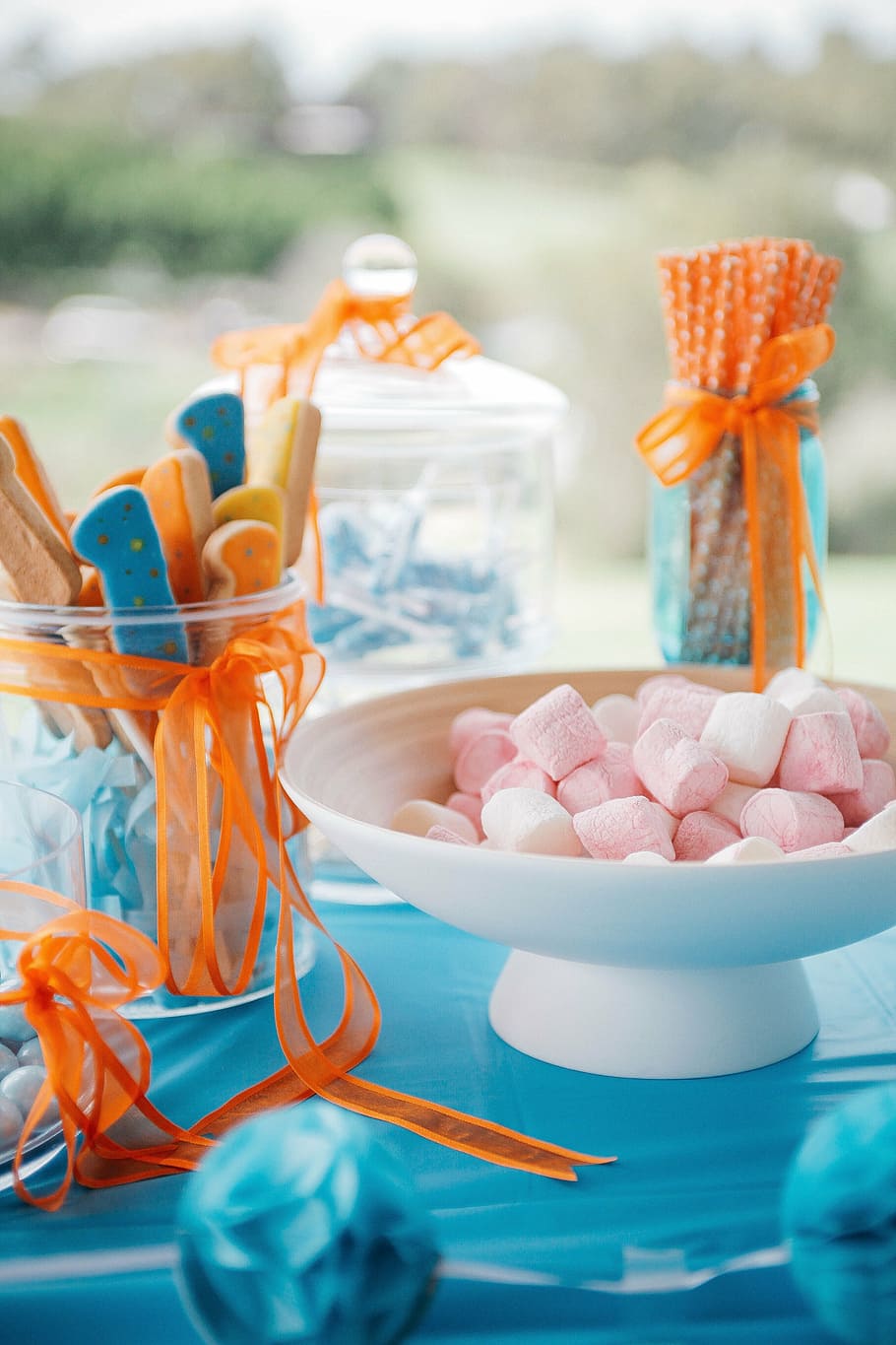 white and pink mallows on white ceramic footed bowl, cake, party HD wallpaper