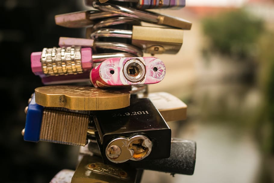 prague, lennon wall, bridge locks, technology, close-up, focus on foreground HD wallpaper