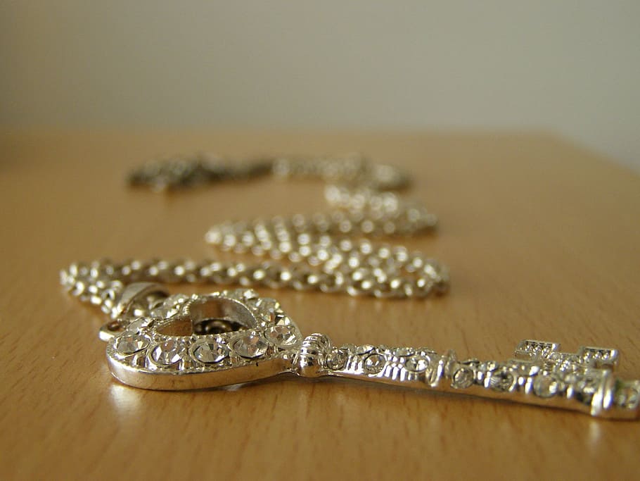 chain, silver, view from below, heart, key, jewelry, diamond - gemstone HD wallpaper