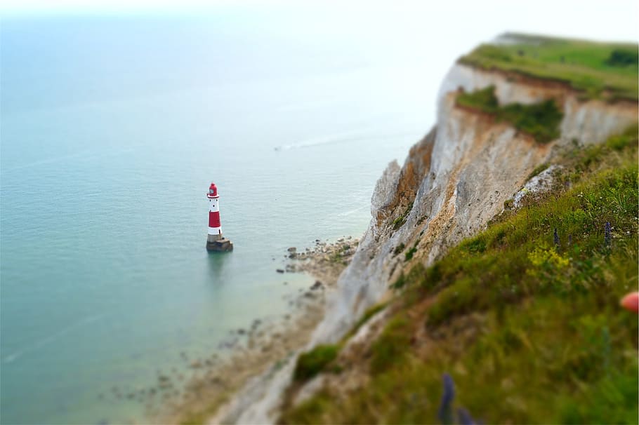 lighthouse beside cliff, shore, coast, ocean, seascape, beach HD wallpaper
