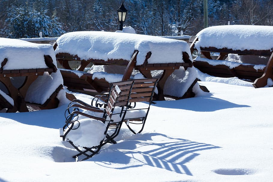snow, shadow, chairs, dining tables, beer garden, winter, white HD wallpaper