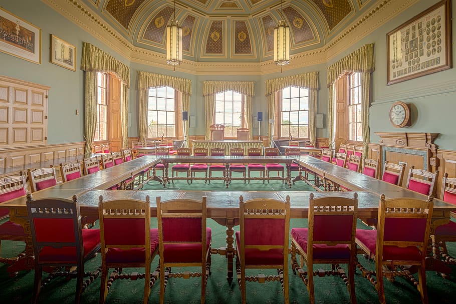wooden conference table with chairs inside a room, empty conference room at daytime, HD wallpaper