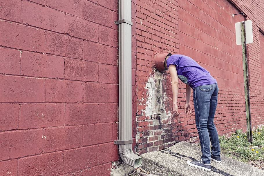 person wearing purple shirt and blue-washed jean inserting inside the wall, HD wallpaper