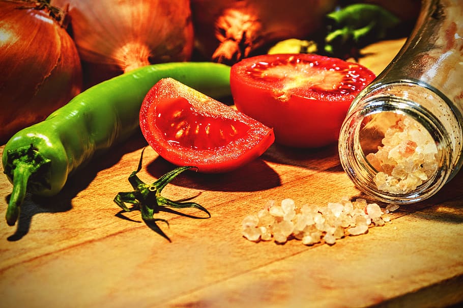 sliced tomatoes and green chili on wooden table, cooking, pepper HD wallpaper