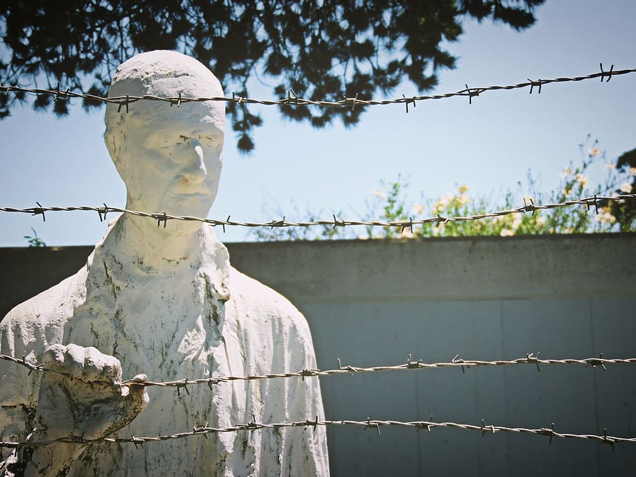man statue holding barbwire at daytime, holocaust, holocaust memorial
