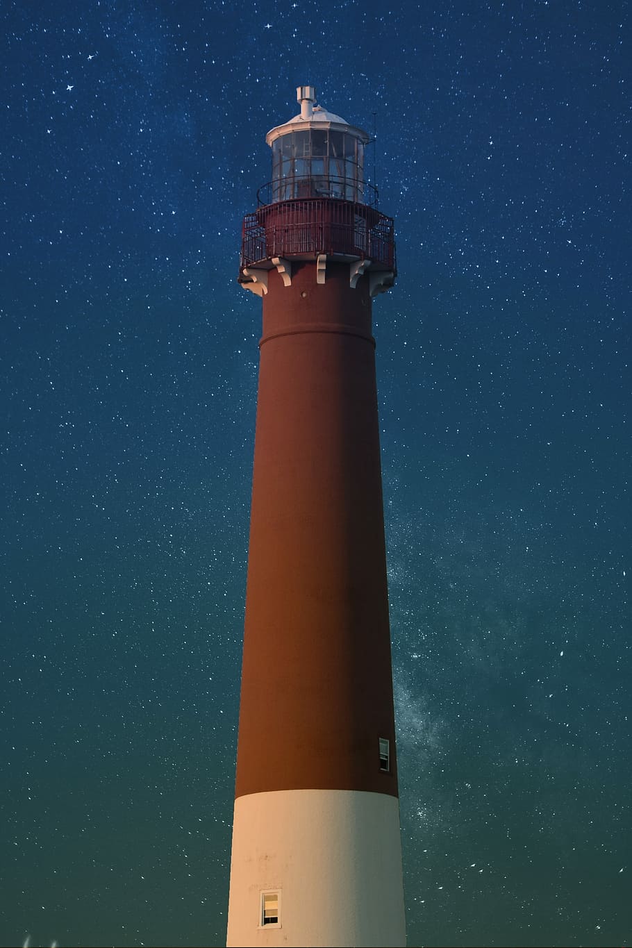 brown and white lighthouse during nighttime, closeup photo brown and white lighthouse HD wallpaper