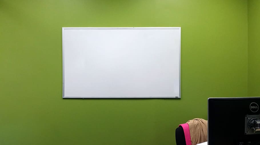 Bảng trắng là một trong những phần thiết yếu nhất của bất kỳ phòng học hay văn phòng nào. Với bảng trắng trên tường xanh, bạn có thể tạo ra một không gian sang trọng và hiện đại cho bất kỳ phòng học hoặc văn phòng nào. 