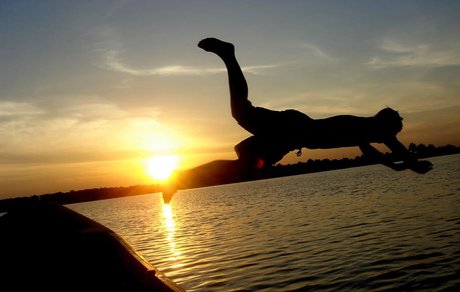 man jumping on the ocean during golden hour, Dive, Man Overboard, HD wallpaper
