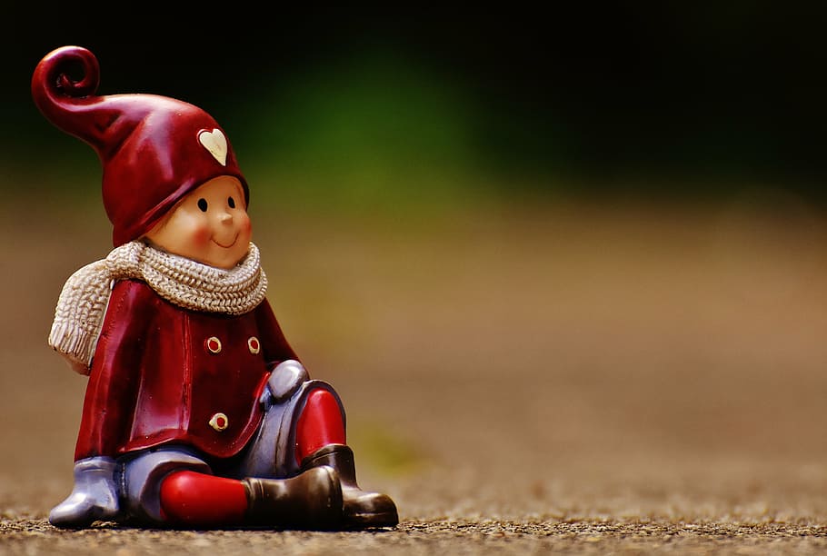 close up photo of red and blue boy sitting ceramic figurine HD wallpaper