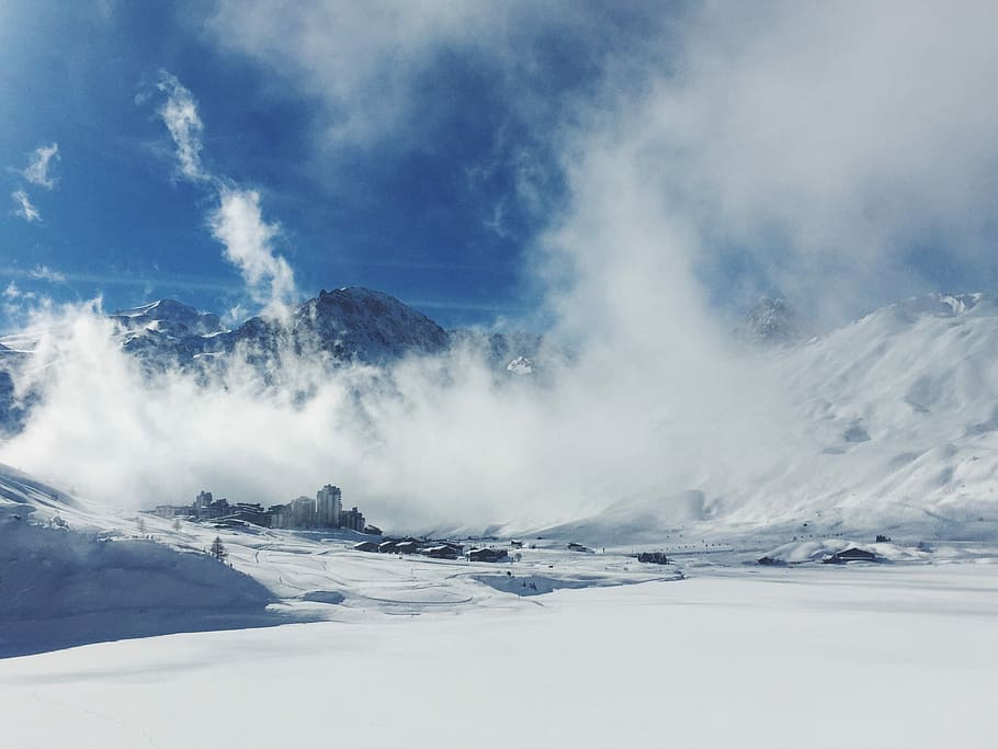 snow-covered mountain under blue cloudy sky, landscape photography of snow field HD wallpaper