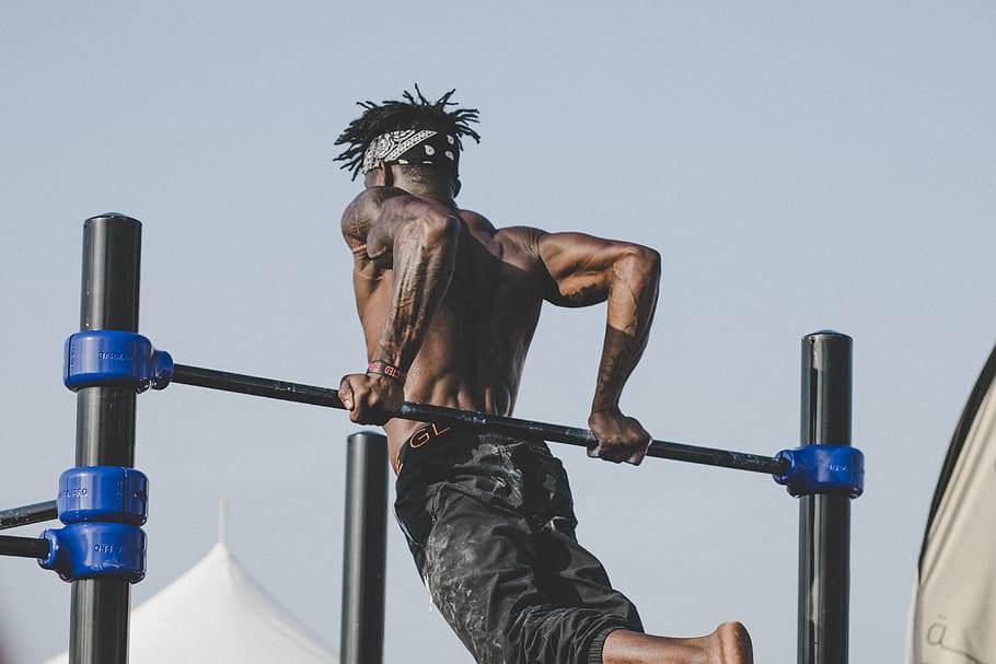 man doing gymnastic, man exercising outdoor, Dubai, workout, guy HD wallpaper