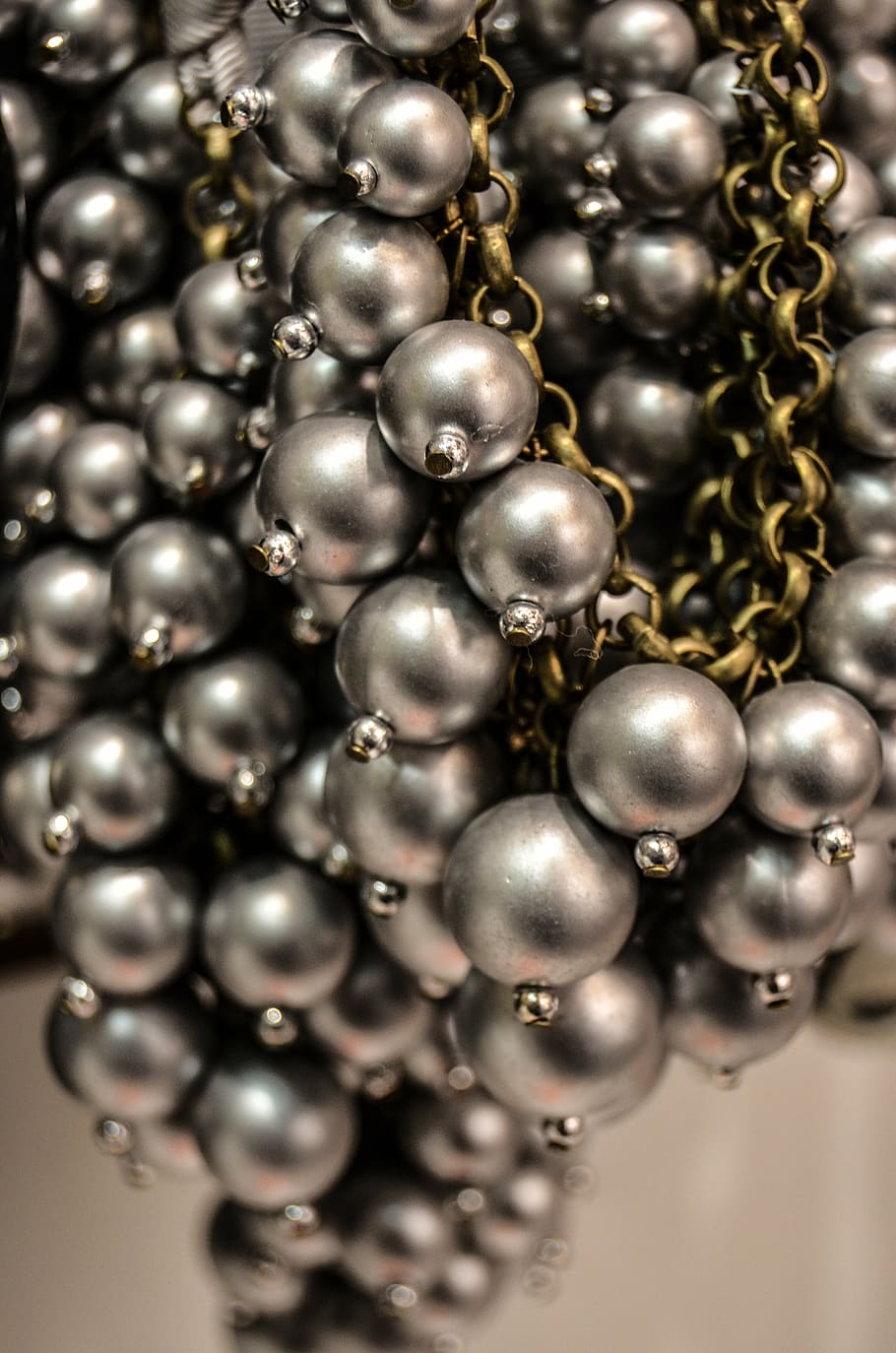 closeup photo of gray pearl accessory, necklace, silver, chaplet HD wallpaper