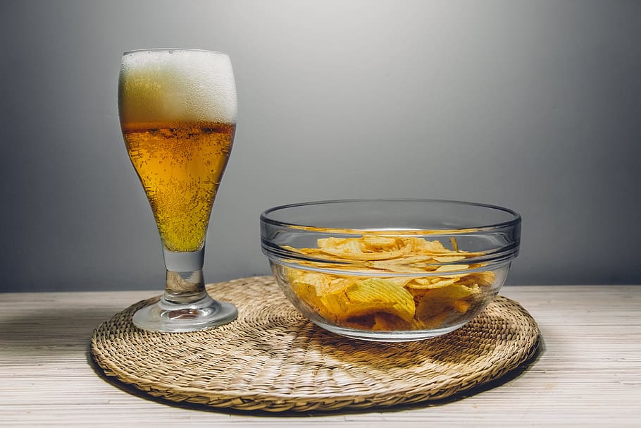 glass of beer and chips, alcohol, brew, drink, snacks, food HD wallpaper