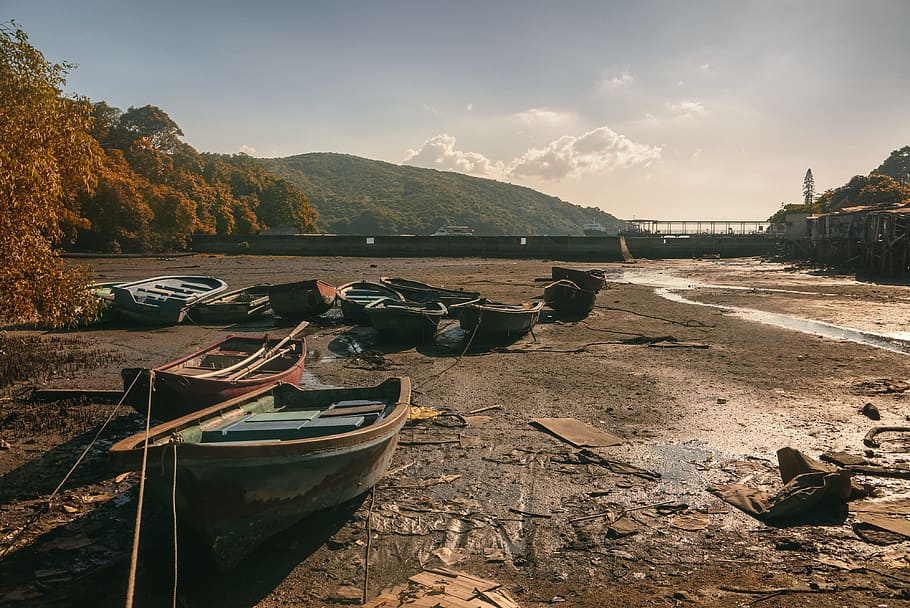 assorted boats on sand, jon boats on ground with garbages, dry river HD wallpaper