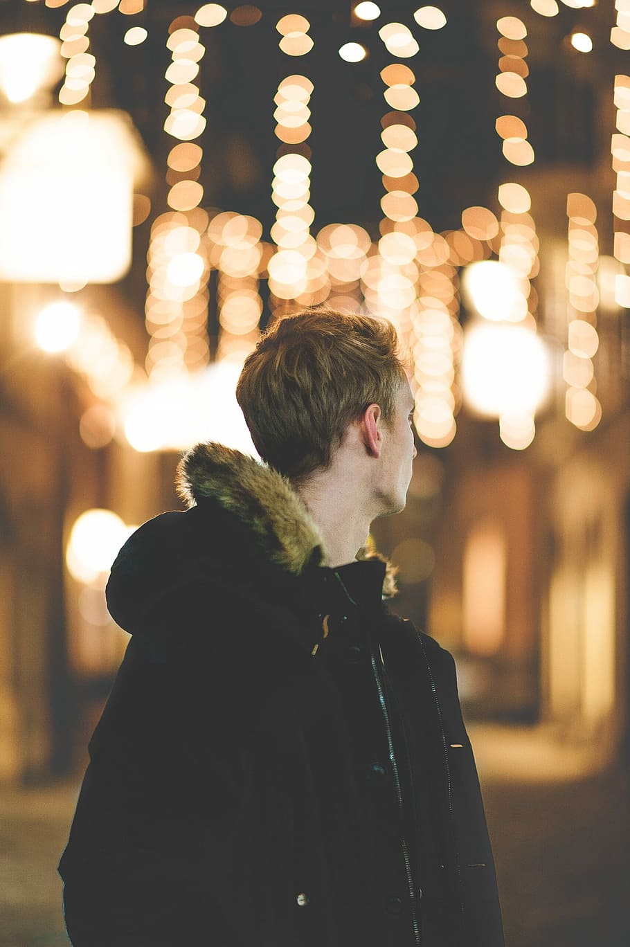 bokeh photograph of man in black parka jacket, selective focus photo of man facing back with bokeh HD wallpaper