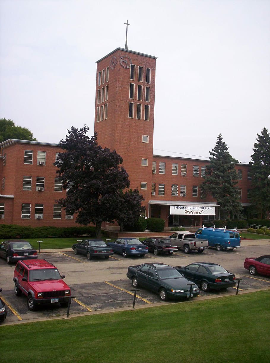 Emmaus Bible College Front View in Dubuque, Iowa, cars, public domain, HD wallpaper
