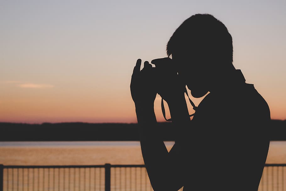 silhouette of man using camera near balustrade during sunset, silhouette of a man taking pictures during sunset HD wallpaper