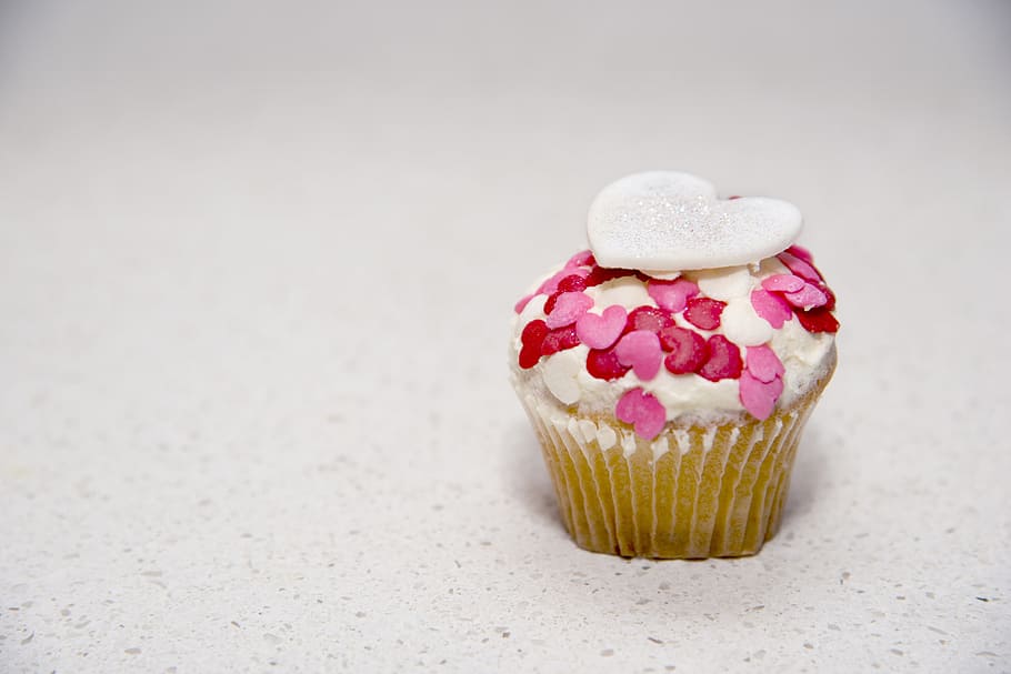 white and red cupcakes, food, sweet, colourful, happy, delicious, HD wallpaper