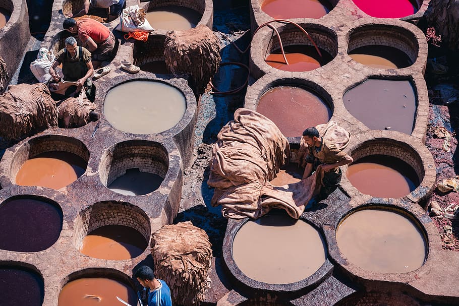 clay dying cointainer, group of men fixing textiles, leather HD wallpaper