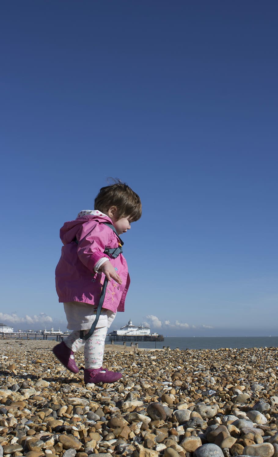 Girl, Beach, Eastbourne, Daydream, young, sun, little, sea, HD wallpaper