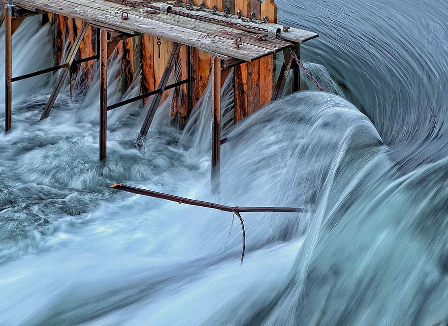 timelapse photo of body of water during daytime, time-lapse photography of brown dock and splash of water HD wallpaper