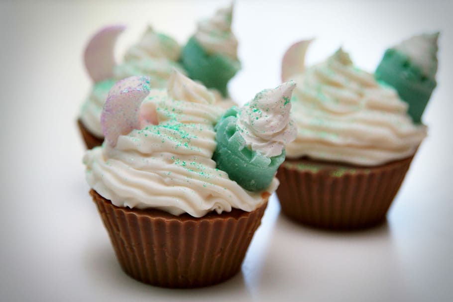three cupcakes with icing toppings, cupcake soap, creative HD wallpaper