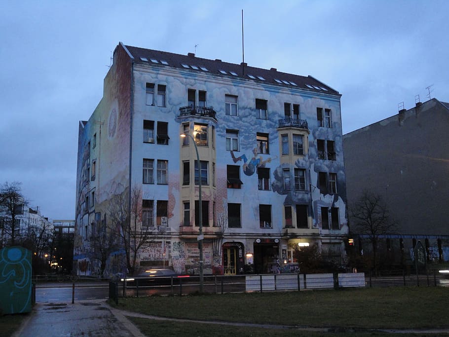 berlin, building, graffiti, architecture, building exterior HD wallpaper
