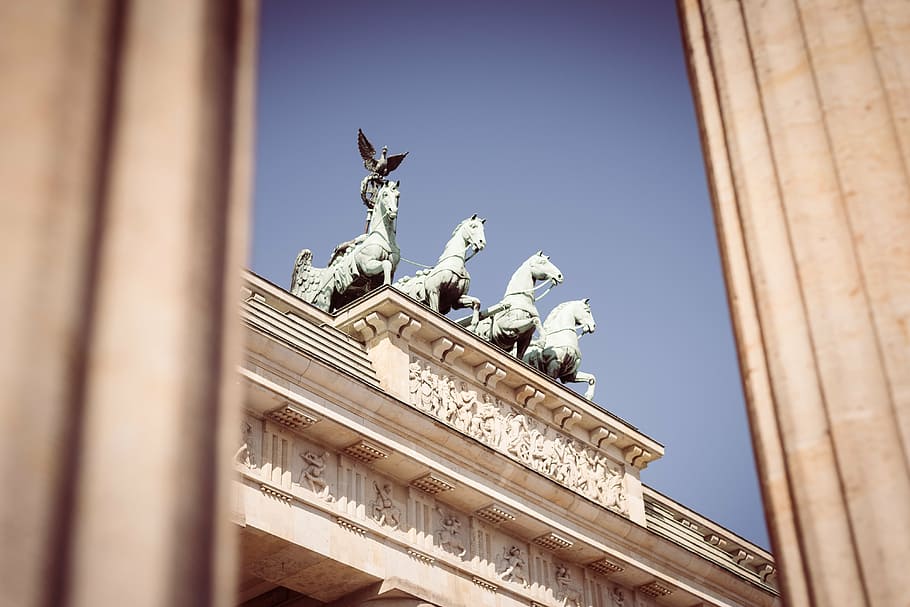 four white horse statuettes, brandenburg gate, berlin, quadriga
