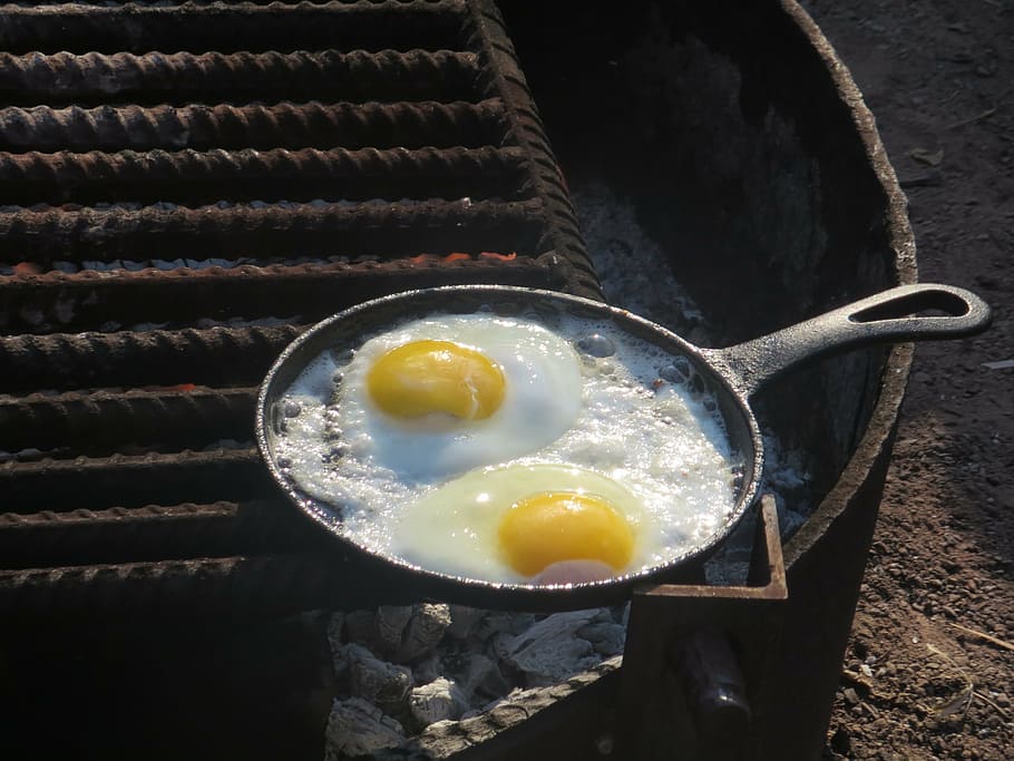 poached eggs on black pan, camping, breakfast, outdoors, food, HD wallpaper