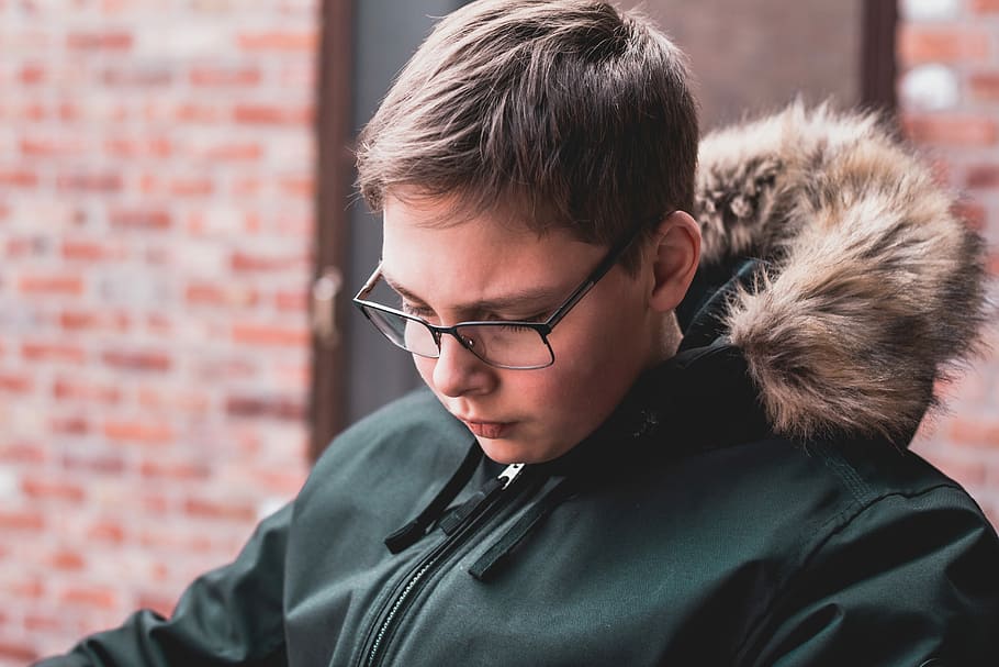 man in green parka jacket wearing eyeglasses, portrait, boy HD wallpaper