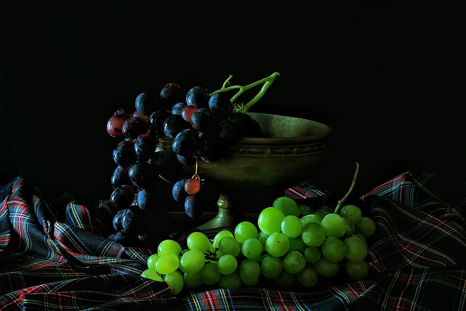 Bunches of black and green grapes, food/Drink, fruit, healthy, HD wallpaper