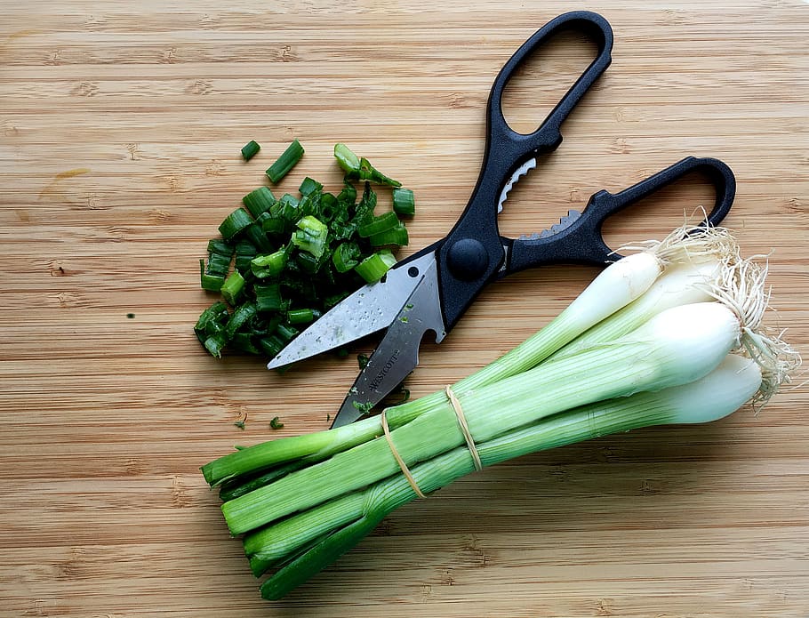 spring onion, kitchen scissors, food, cutting board, eat, delicious, HD wallpaper