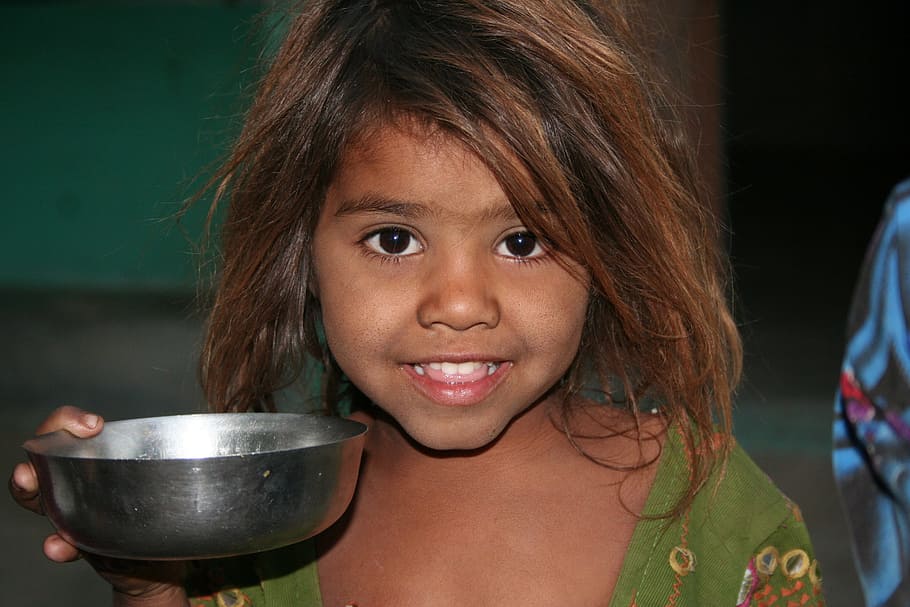 girl in green top holding bowl, child, face, rajasthan, smile, HD wallpaper