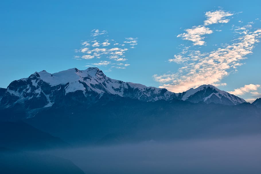 snow covered mountain under blue sky, mountain covered with snow HD wallpaper
