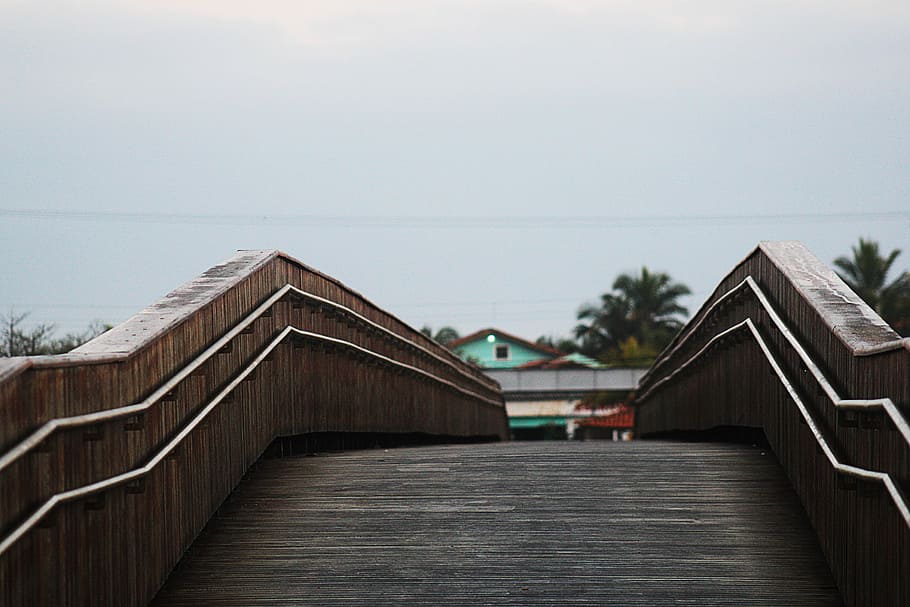 brown wooden bridge during daytime, brown wooden bridge near house HD wallpaper