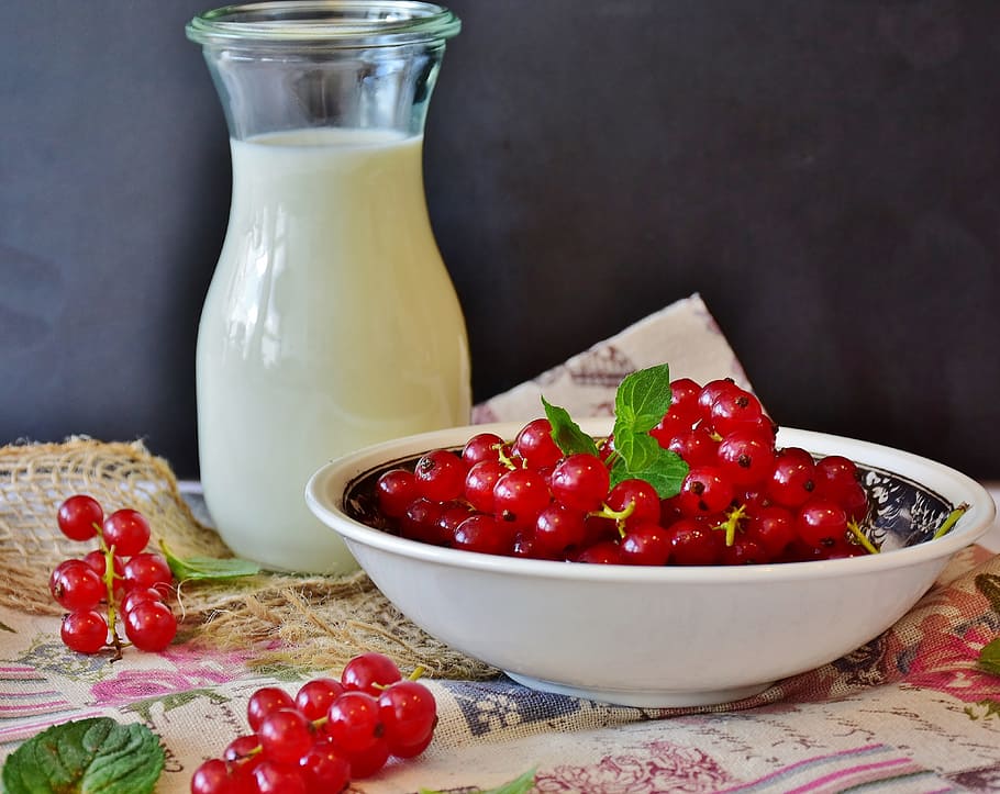 red grapes on white ceramic bowl, milk, berries, currant shake HD wallpaper