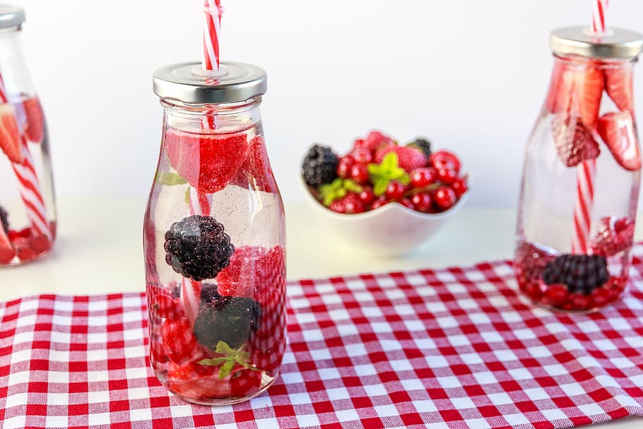 berry filled glass bottle, berries, erfrischungsgetränk, drink, HD wallpaper