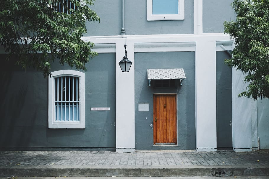 photo of brown wooden door closed, white and gray paint concrete building HD wallpaper