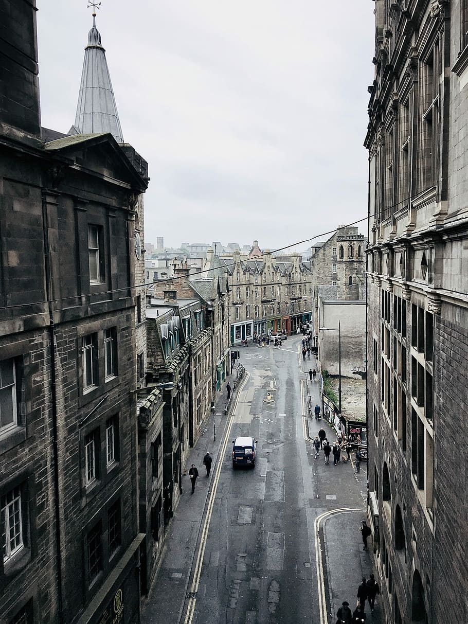 Lost in Edinburgh - Fringe 2017, cars beside concrete structures HD wallpaper