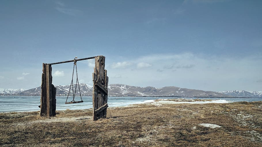 brown and gray swing near body of water, brown wooden swing beside of the lake HD wallpaper