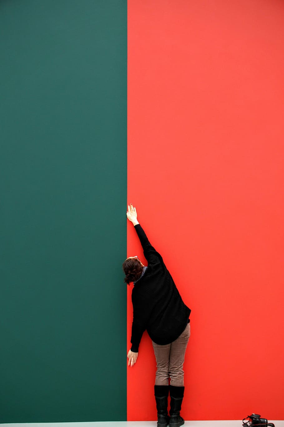 background, wallpaper, red, green, woman, lines, center line, HD wallpaper