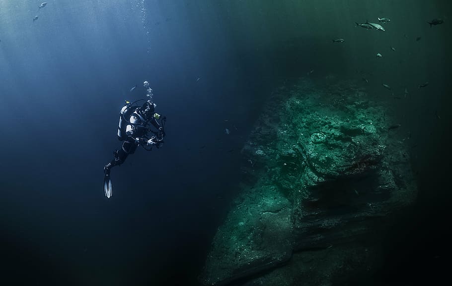 divers, deep sea, light, ocean, diving, underwater, undersea HD wallpaper