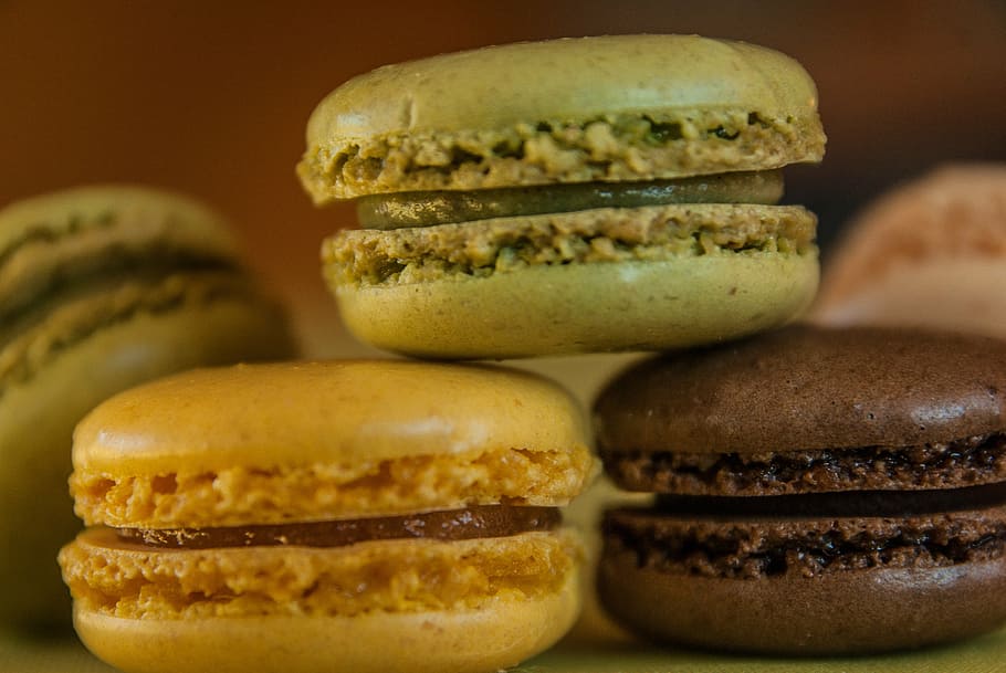 three assorted-flavor macaroons, pastry, cakes, biscuits, food and drink HD wallpaper