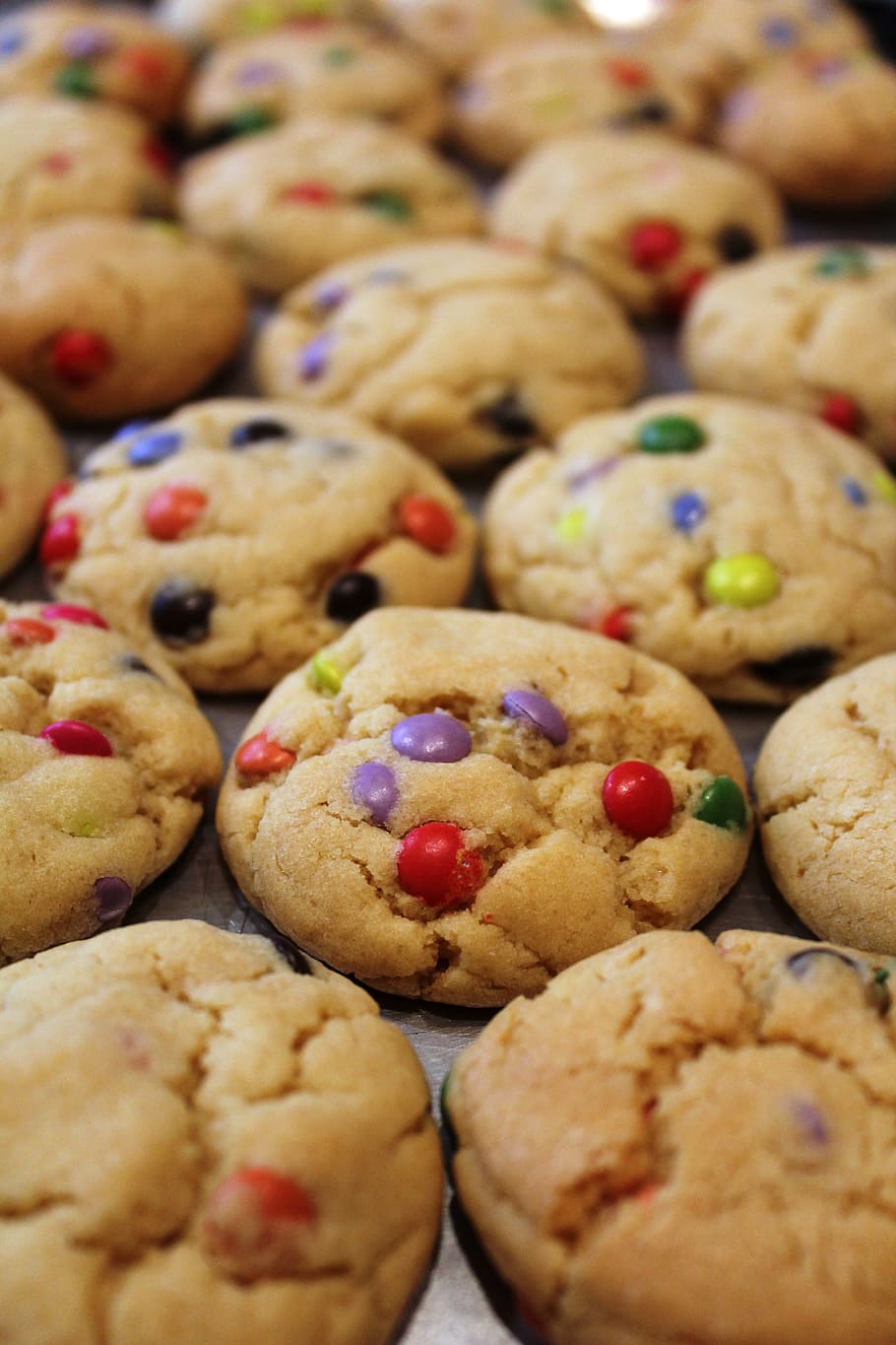 cookies, biscuits, bake, baking, tray, m ms, smarties, food and drink HD wallpaper
