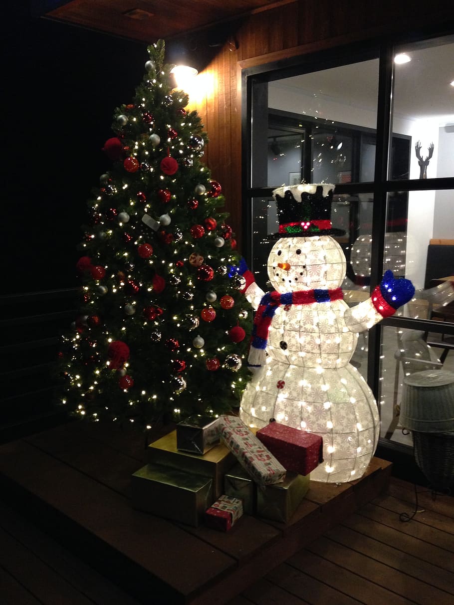 tree, christmas, snowman, cafe, holiday, celebration, christmas tree HD wallpaper