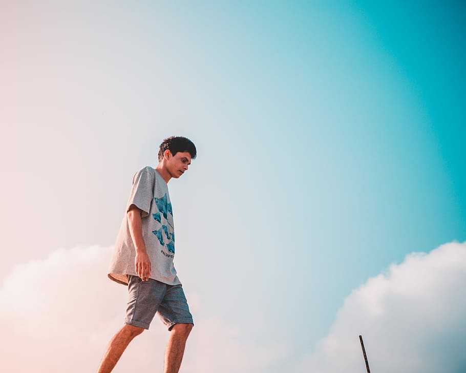 man in gray crew-neck shirt walking, man wearing gray crew-neck shirt HD wallpaper