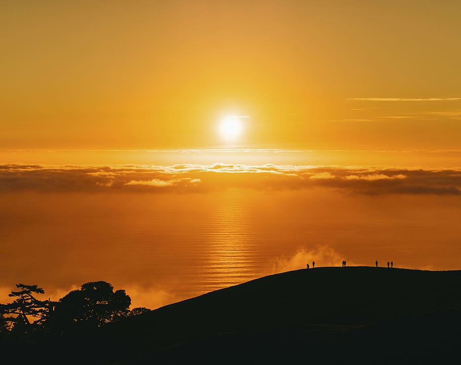 sunset over body of water, clouds, sky, mountain, trees, people HD wallpaper