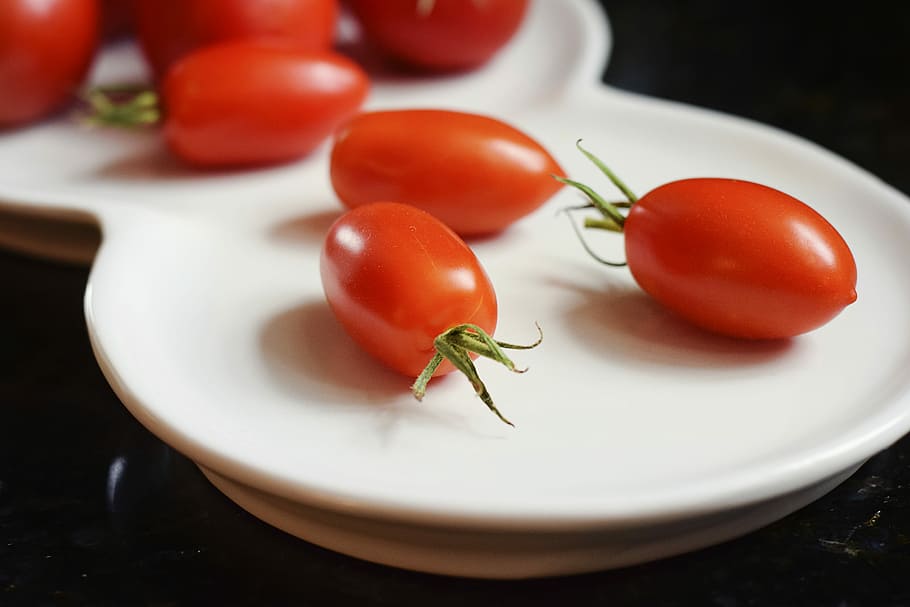 cherry tomatoes on white plate, plate of oval red fruit, ripe HD wallpaper