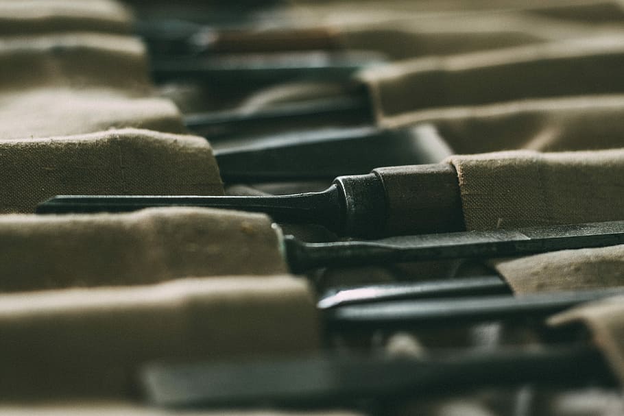 selective focus photography of screwdrivers, brown-and-black chisels, HD wallpaper